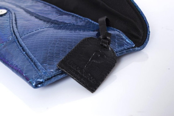 Image 1 of Maison Du Posh, Clutch aus blau-metallic beschichtetem Pythonleder