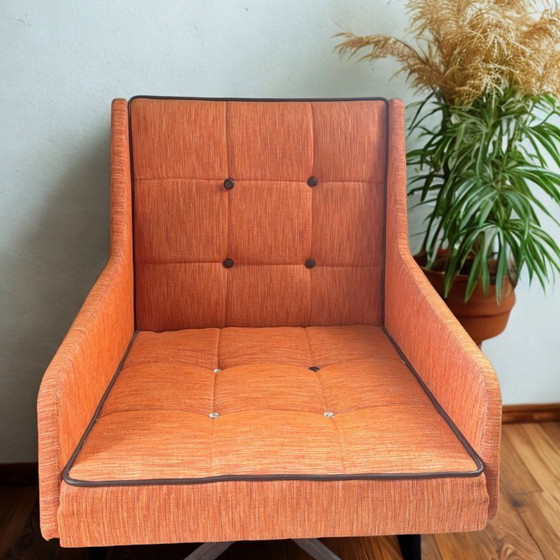 Image 1 of Oranger Stoff-Schalenstuhl im Mid-Century-Modern-Stil
