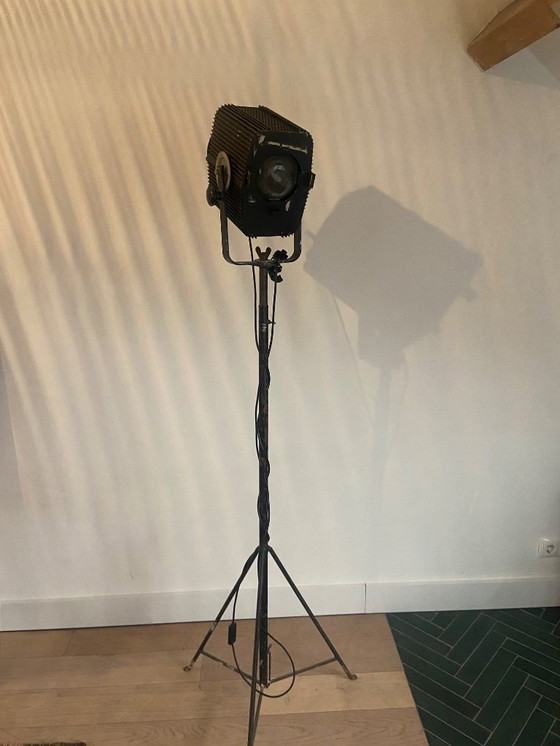 Image 1 of Lampe de studio de cinéma ou de théâtre vintage de style industriel avec pied en métal de chez ADB