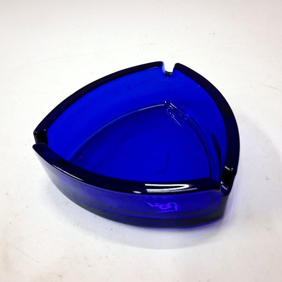 Image 1 of Cendrier vintage en verre bleu cobalt – Design triangulaire du milieu du siècle