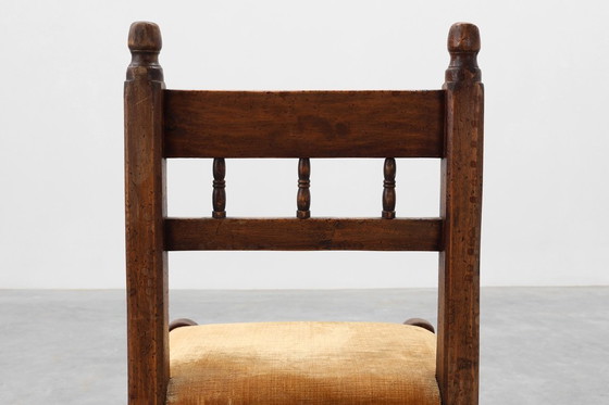 Image 1 of Sedia laterale spagnola in rovere intagliata a mano del XIX secolo con seduta in velluto