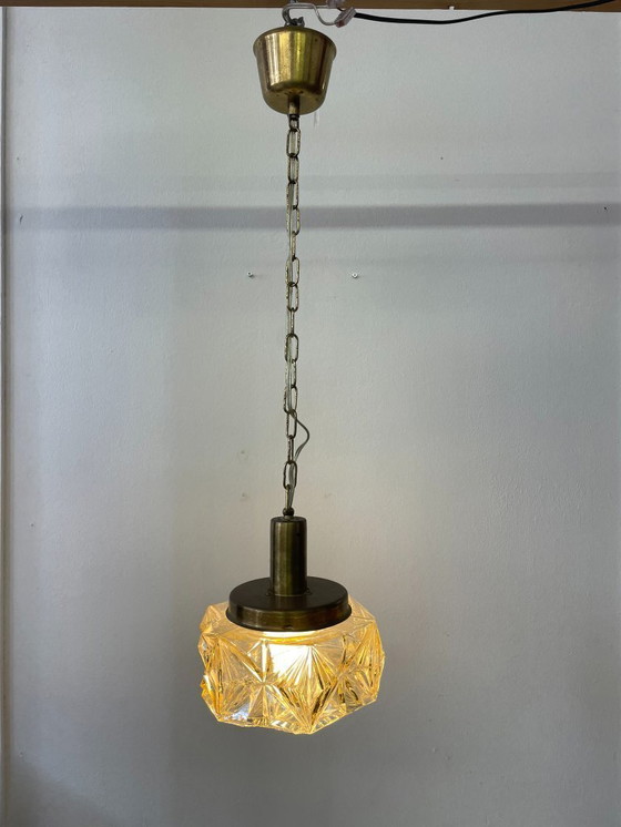 Image 1 of Suspension vintage en laiton et verre ambré