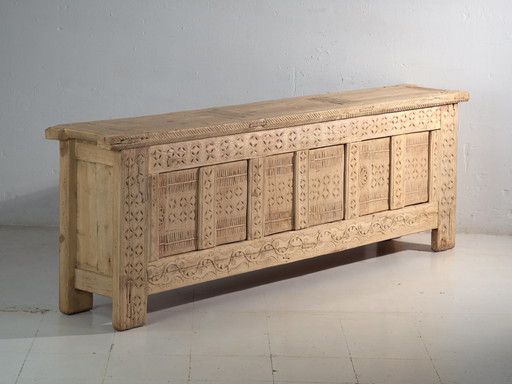 Aparador bajo tallado antiguo de madera de abeto – China, circa 1930