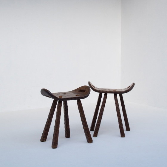 Image 1 of Set van twee handgesneden houten krukjes met handgrepen