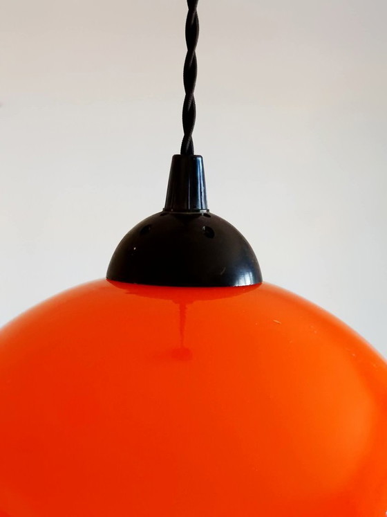 Image 1 of Vintage oranje hanglamp in de vorm van een bol uit het ruimtetijdperk.