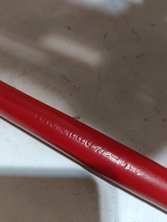 Image 1 of Bolso Knoll Wassily B3 rojo mate, nuevo-usado, en piel negra, de Marcel Breuer.