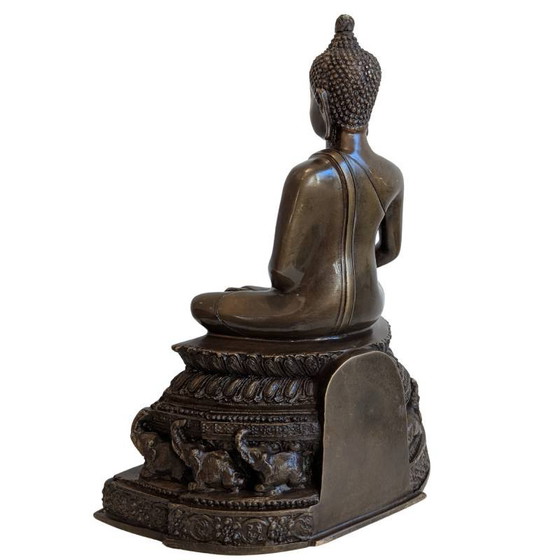 Boeddha in meditatie op olifantenvoetstuk – kavel 143 – Beeldhouwkunst (photo 6 of 10)