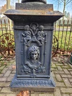 Grote antieke gietijzeren plantenbakken op sokkel jardinière, Zwart, Vintage (foto 7 van 14)