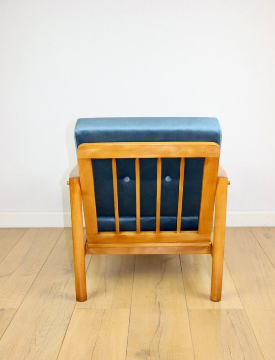 Image 1 of Poltrona vintage in legno marrone blu mare, design di Z. Bączyk - legno chiaro