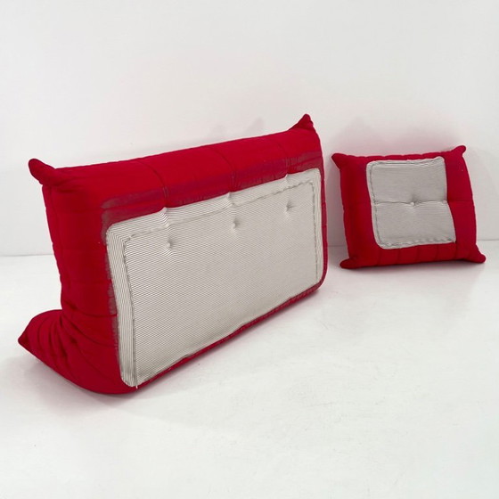 Image 1 of Divano a tre posti Togo rosso con pouf, disegnato da Michel Ducaroy per Ligne Roset, anni '70.
