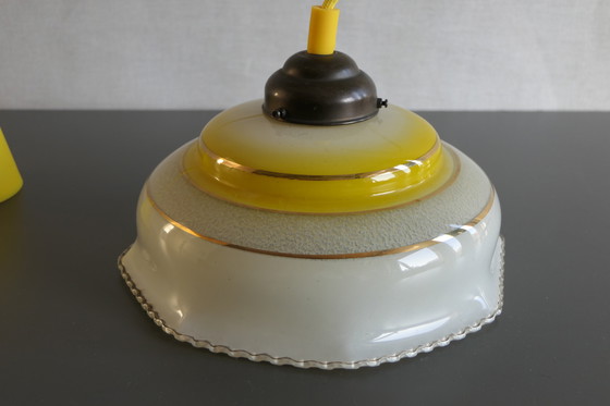 Image 1 of Schitterend Geel Gedecoreerd Glazen Hanglampje Met Authentieke Bakelieten Fitting