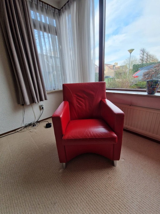 Image 1 of Dos sillones de diseño Leolux: comodidad y carácter en cuero rojo