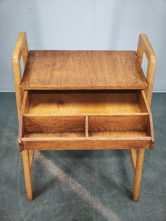 Image 1 of Table d'appoint en chêne tchèque des années 1960 avec tiroir de rangement intégré