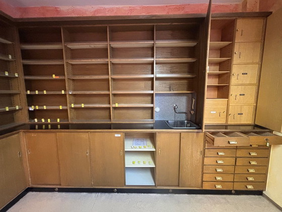 Image 1 of Interno completo di farmacia di metà secolo (a forma di U) – Realizzato su misura, anni '60