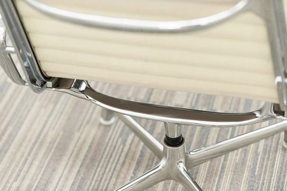 Image 1 of Conjunto de salón Herman Miller Ea116 + Reposapiés