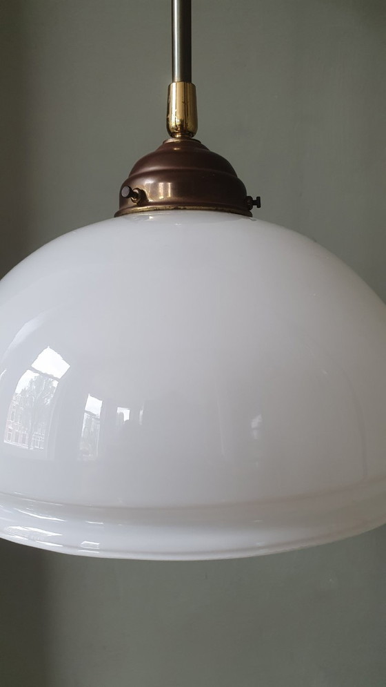 Image 1 of Lampada a sospensione vintage - vetro opalino bianco in forma decorativa