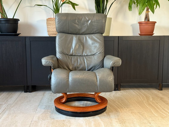 Image 1 of Originele Stressless fauteuil van Ekornes met voetenbank, echt leer, grijs