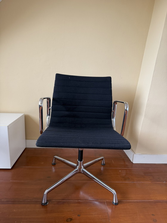 4x Vitra Aluminium Chairs EA 107 – Dining chairs (photo 8 of 15)