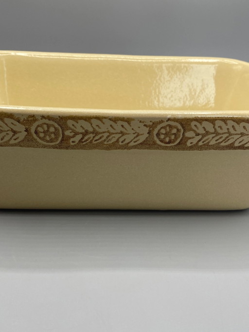 Cream Faience Baking Dish – Molded Foliage and Rosette Frieze – decoratieve objecten (photo 2 of 8)