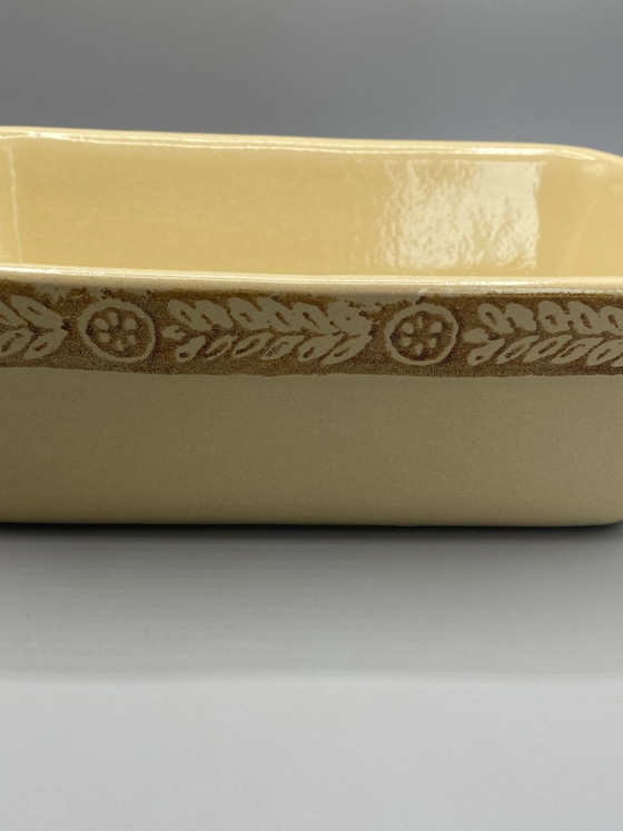 Auflaufform aus cremefarbenem Fayence – geformtes Blatt- und Rosettenfries – Dekorative Objekte (photo 2 of 8)
