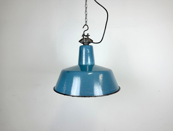 Image 1 of Industrielle Fabriklampe aus blauem Emaille mit gusseisernem Aufsatz, 1960er Jahre