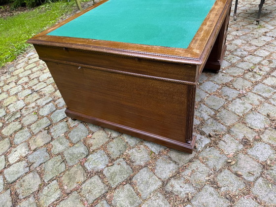 Image 1 of Scrivania da ministro/a per partner, 160x120 cm, mogano e rovere. 15 cassetti. Inglese.