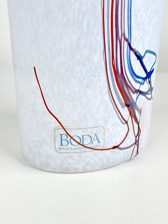Image 1 of Vase vintage en verre d'art blanc de Kosta Boda - Vase arc-en-ciel de Bertil Vallien - Style minimaliste scandinave MCM