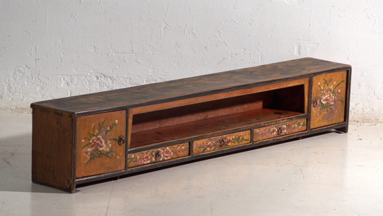 Antiker niedriger Schrank mit bemalten Blumen aus Kiefernholz – China, ca. 1900 – Buffetschränke, Iron (photo 3 of 40)