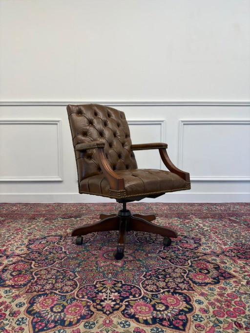 Klassischer englischer Chesterfield Bürostuhl Braun