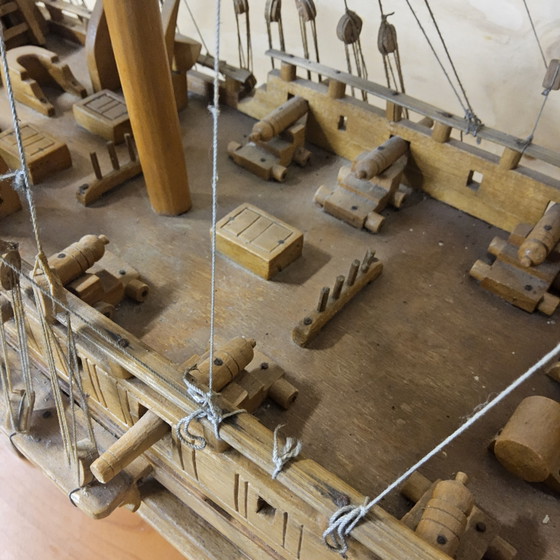 Image 1 of Unieke V.O.C modelschip uit boomstam (volledig handgemaakt) (17e Eeuwse spiegelretourschip)