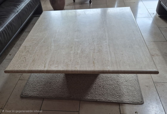 Ein polierter Travertin Couchtisch – Couchtische (photo 2 of 5)
