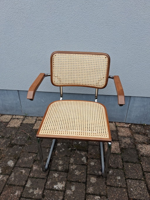 Silla modelo Cesca con reposabrazos