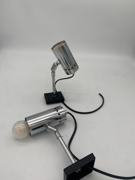 Image 1 of Een paar chromen wandlampen en spotjes, toegeschreven aan Stilnovo.
