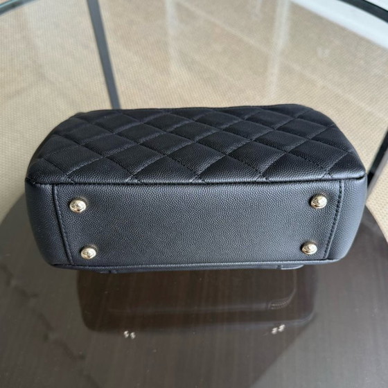 Image 1 of Chanel Business Affinity - Caviar acolchado negro con herrajes dorados