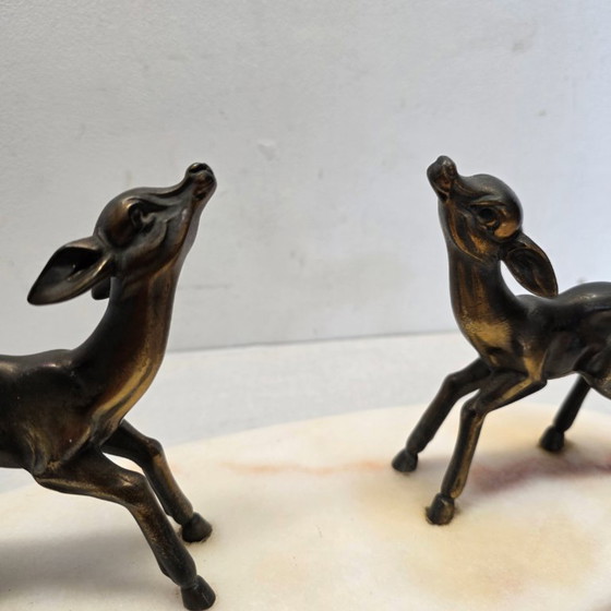 Image 1 of Französische Art-déco-Skulptur mit zwei Hirschen auf Marmorsockel