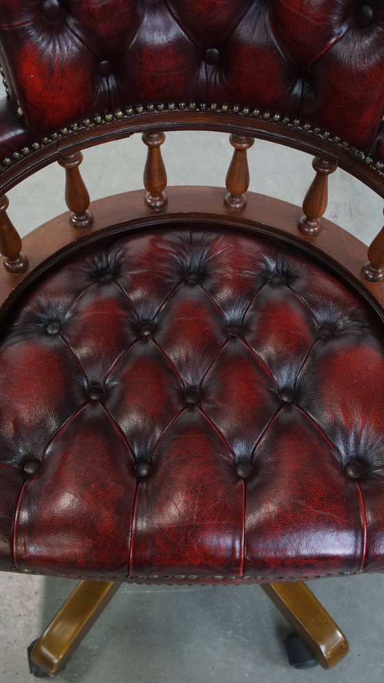 Image 1 of Sedia da ufficio Chesterfield girevole classica in pelle di mucca rossa con ruote