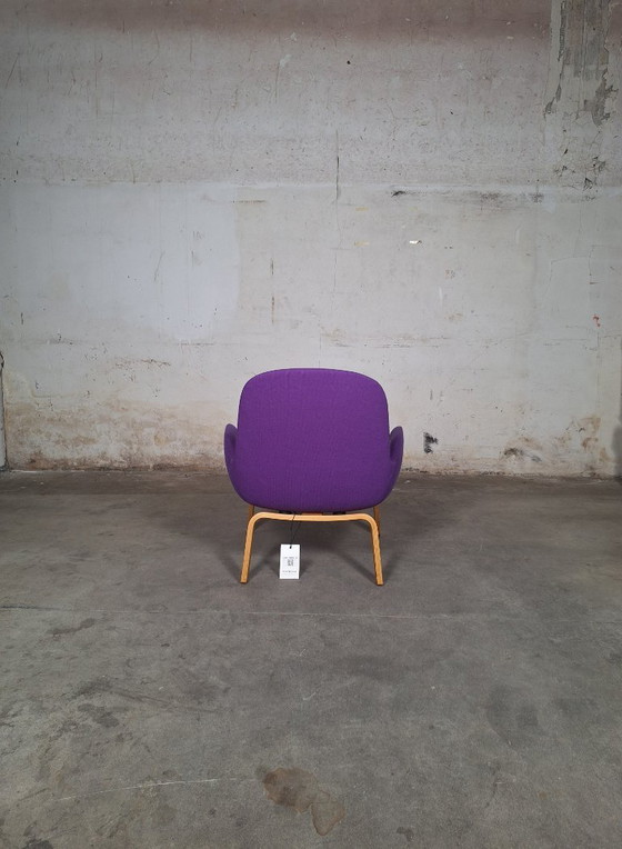 Image 1 of Fauteuil bas Normann Copenhagen – Tissu Main Line, violet, pieds en chêne
