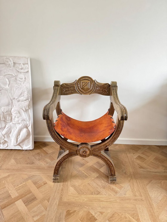 Image 1 of Sedia Savonarola intagliata d'epoca