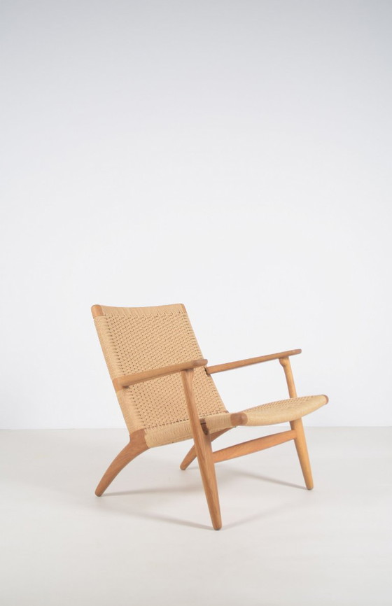 Poltrona danese CH25 disegnata da Hans J. Wegner per Carl Hansen & Søn, Poltrone, Legno, Altro, Marrone (foto 2 di 10)