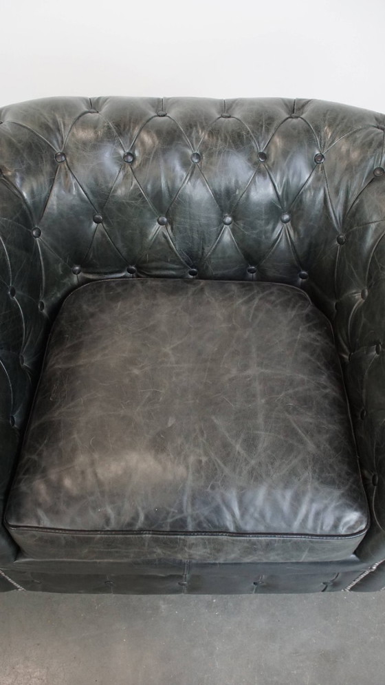Image 1 of 2 x Ruime zwarte chesterfield fauteuil van generfd rundleer