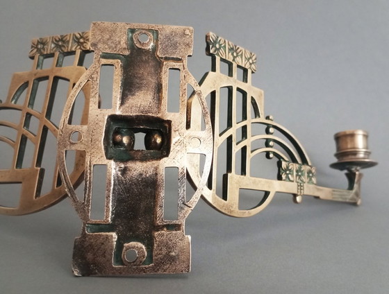 Image 1 of Geometrische messing kandelaar voor aan de muur in secessionistische/art nouveau-stijl, ca. 1900.