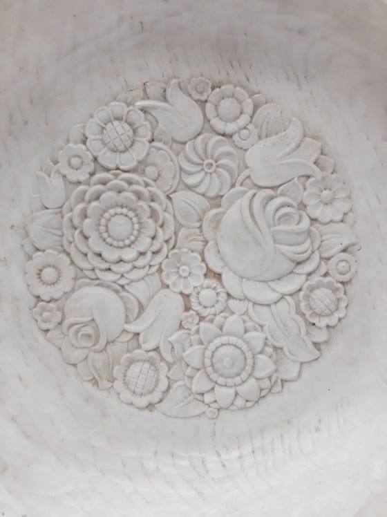 Image 1 of Assiette en céramique blanche en relief à motif floral Renaissance Rebirth, 25 cm