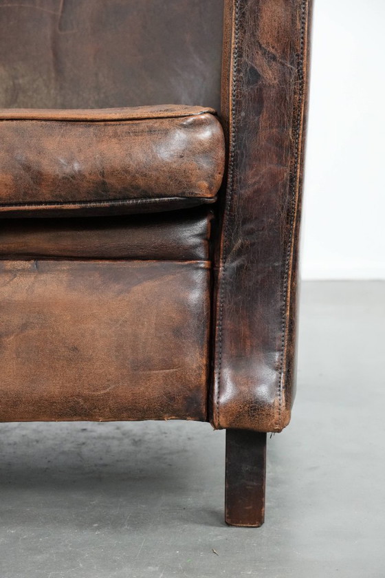 Image 1 of Poltrona dal design elegante e senza tempo realizzata in pelle di pecora con splendidi colori intensi