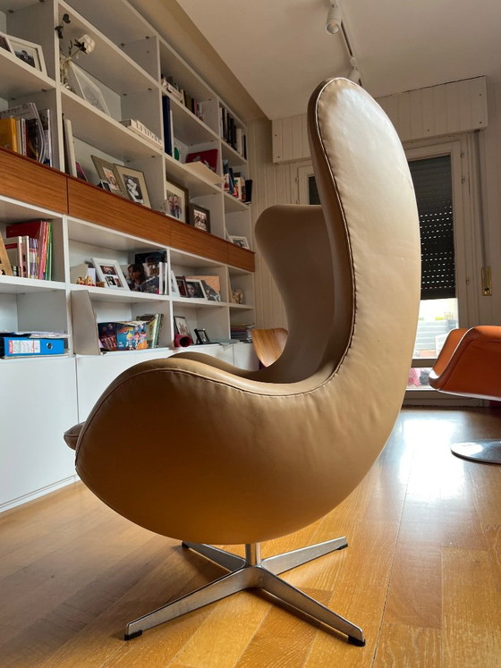 Egg in Walnut leather, 2006 Fritz Hansen – Armchairs, Aluminium (photo 4 of 7)