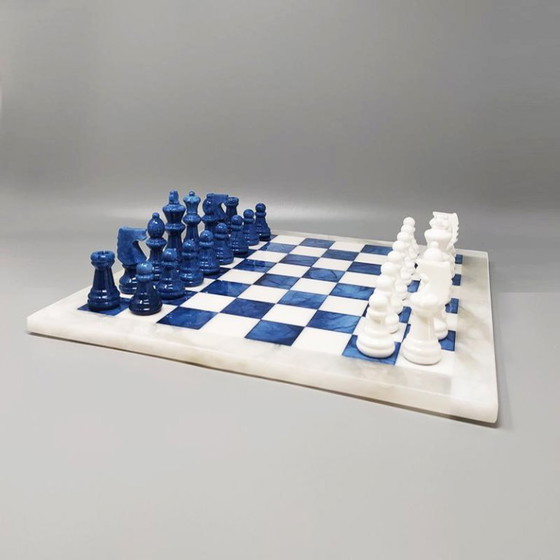 Image 1 of Jeu d'échecs élégant bleu et blanc des années 1970 en albâtre de Volterra, fait main. Fabriqué en Italie.