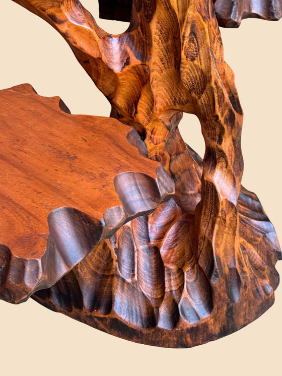 Image 1 of Mesa auxiliar escultural hecha a mano en madera maciza | Indonesia | 1930-1950