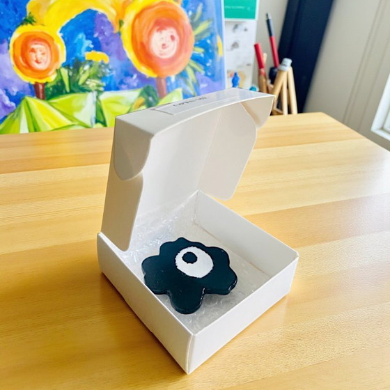 Image 1 of Broche fleur noire en bois faite à la main style Marimekko