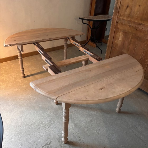Image 1 of Ronde tafel met verlengstukken