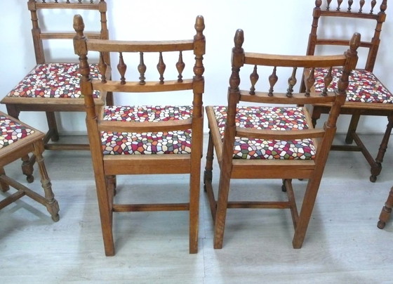 Image 1 of 6 sedie antiche in stile guglielmino in rovere naturale + nuovo tessuto di rivestimento in stile mosaico colorato