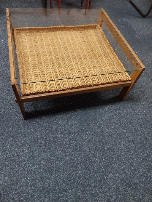 1 table basse des années 1970 en osier wengé et verre fumé